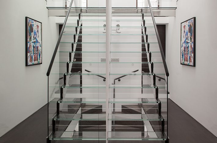 Glass staircase with fully glazed treads and balustrade